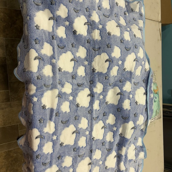 Cozy Pet Patterned Blanket - Picture 3 of 4